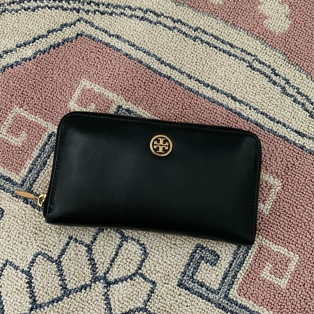 Tory Burch Robinson Zip Continental Wallet- Black